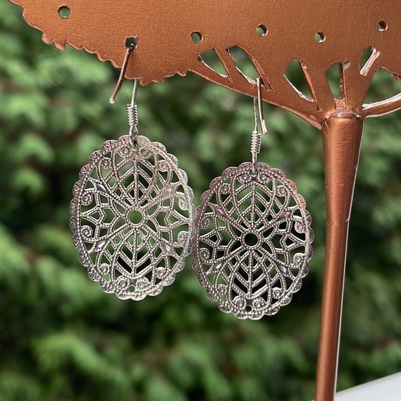 2for$10 Beautiful silver open work dangle Earrings - Picture 3 of 4